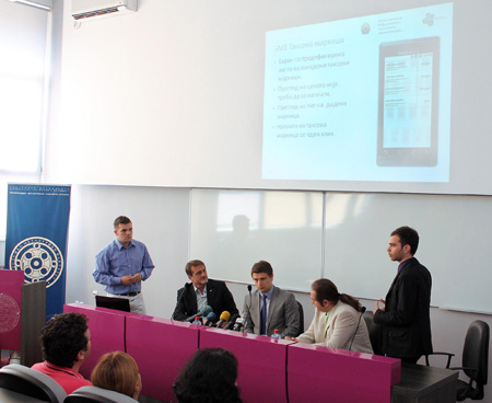  /> </div>
<div> </div>
<p> Оваа мобилна апликација овозможува брзо и едноставно плаќање на таксени марки, при што на корисникот му нуди неколку предефинирани суми, но и можност тој самиот да одреди колкава сума ќе плати. Оваа опција е погодна во случаи кога е потребно студентот да плати повеќе таксени марки одеднаш, со што се овозможува плаќање на сите таксени марки со само еден клик.</p>
<div> Апликацијата може да се користи на Android телефони, iPhone, Blackberry, како и телефони со Windows Mobile оперативен систем. Во овој момент, за преземање е достапна само <a href=